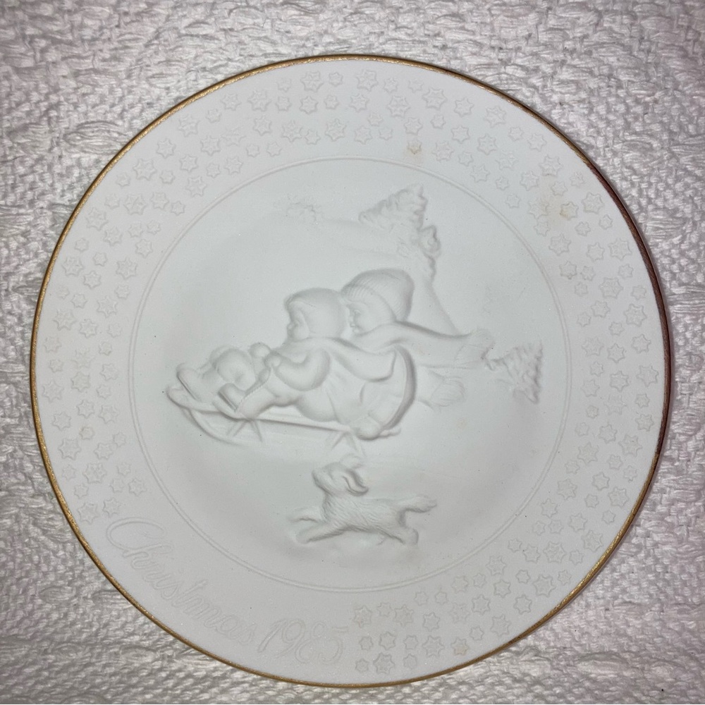 1985 Avon Christmas porcelain plate with 22 karat gold rim